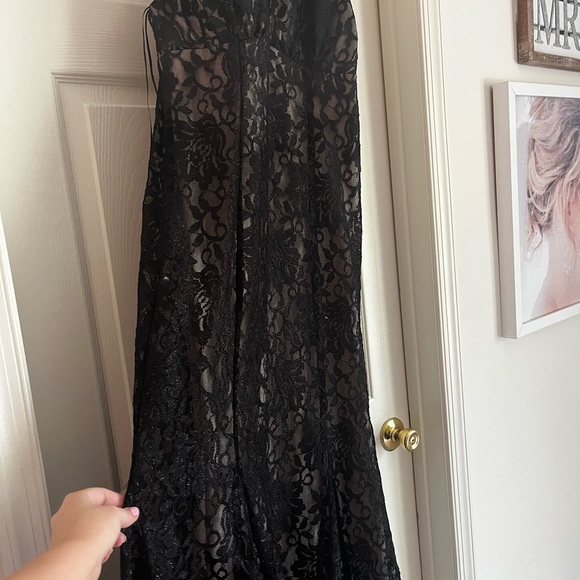 Beautiful size 12 elegant dress. Only worn once. On the Mermaid style side. - Picture 3 of 4